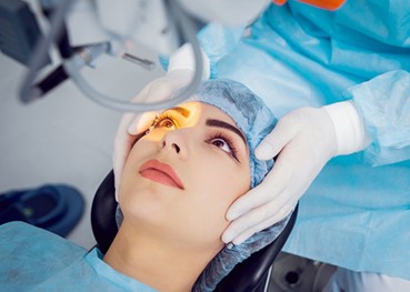 بهترین فصل برای عمل لیزیک چشم | سن مناسب برای عمل لیزیک چشم