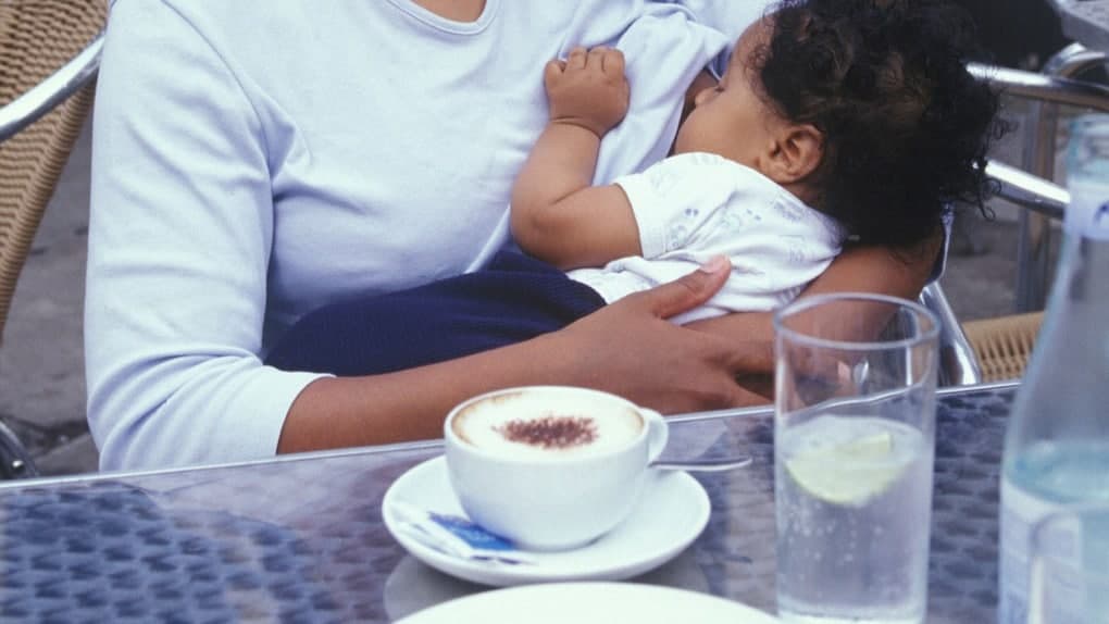 آیا قهوه شیر مادر را کم میکند | ایا خوردن قهوه باعث بی خوابی نوزاد میشود
